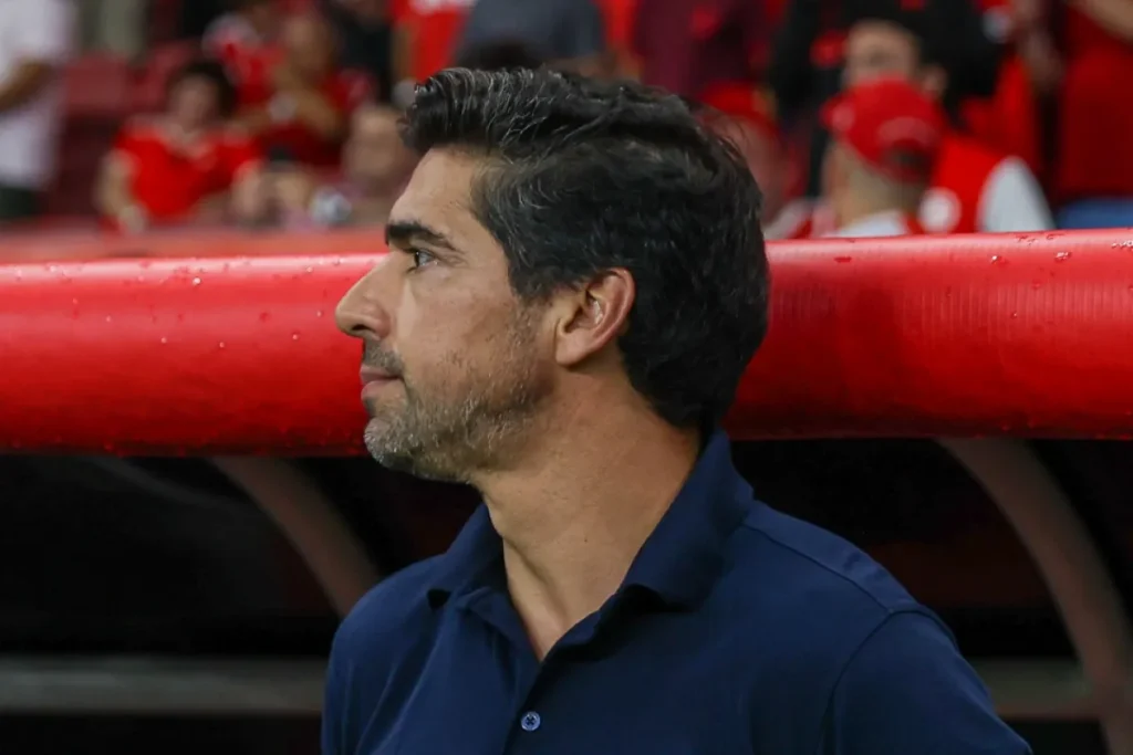 Abel Ferreira com expressão séria, falando sobre racismo no futebol.