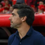 Abel Ferreira com expressão séria, falando sobre racismo no futebol.