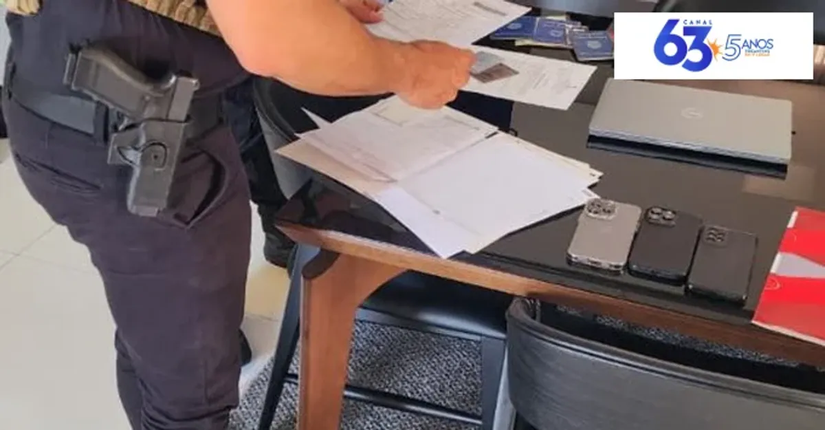 Bolsas de evidências policiais com documentos e dinheiro apreendidos, simbolizando o bloqueio de bens em uma investigação.