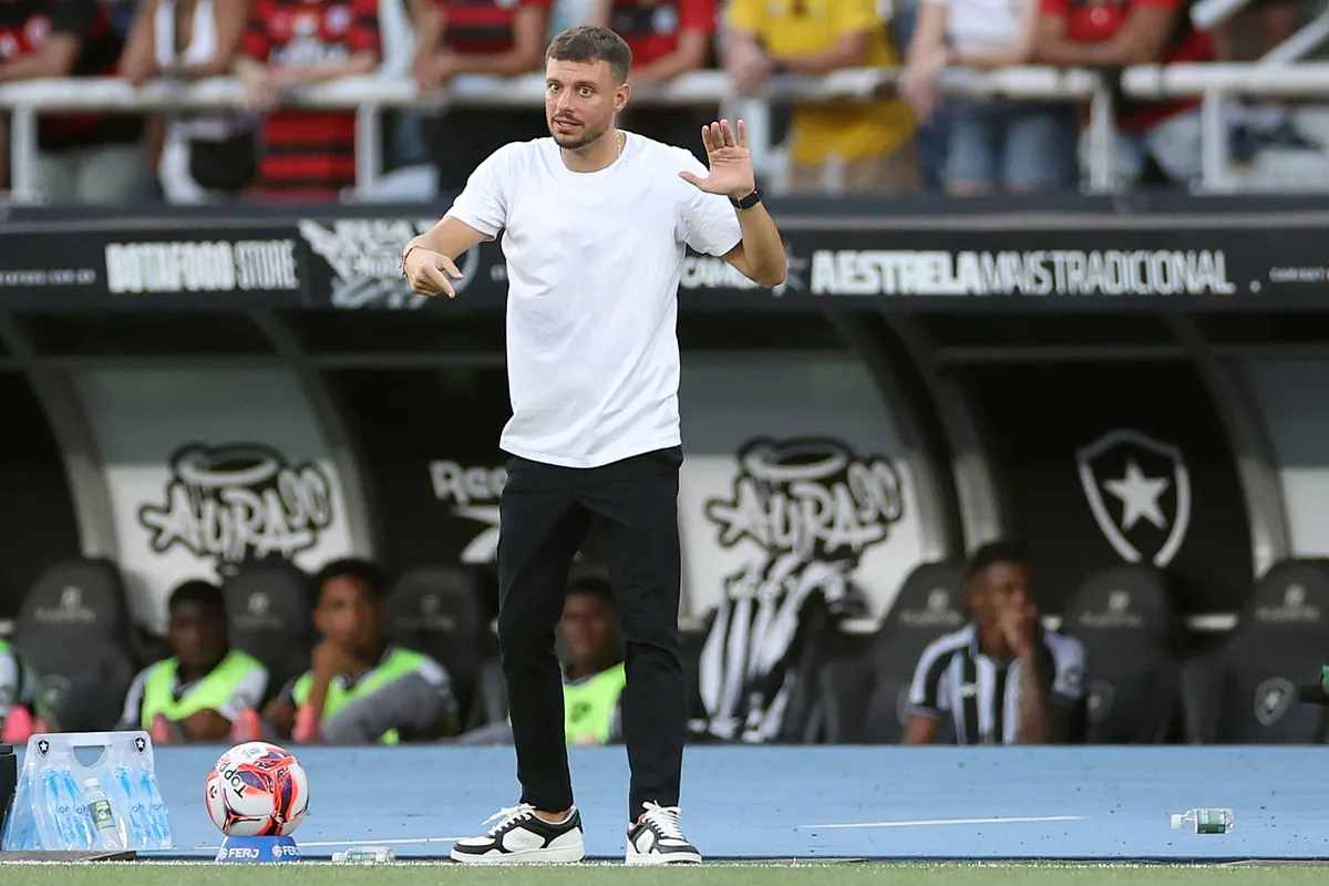 Técnico Martín Anselmi com expressão séria após derrota do Botafogo na Libertadores