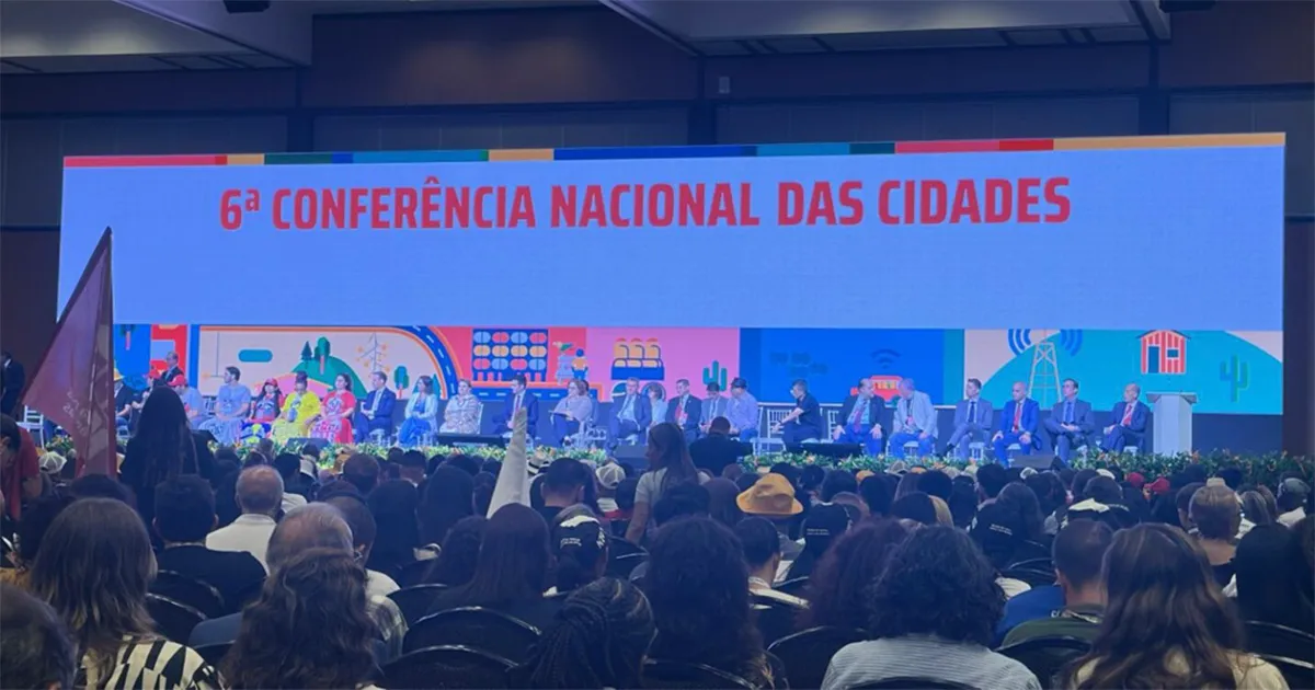 Delegados de diferentes regiões do Brasil participam ativamente da 6ª Conferência Nacional das Cidades em Brasília, discutindo propostas para o futuro urbano do país.