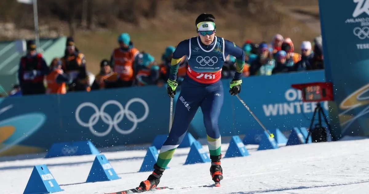 Atletas brasileiras Eduarda e Bruna celebrando após competição de esqui cross-country nas Olimpíadas de Inverno