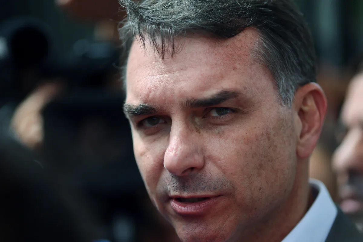 Senador Flávio Bolsonaro critica a postura do governo brasileiro sobre os ataques ao Irã em meio a tensões políticas.