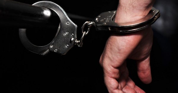 Símbolo de justiça e investigação policial em caso de abuso de vulnerável