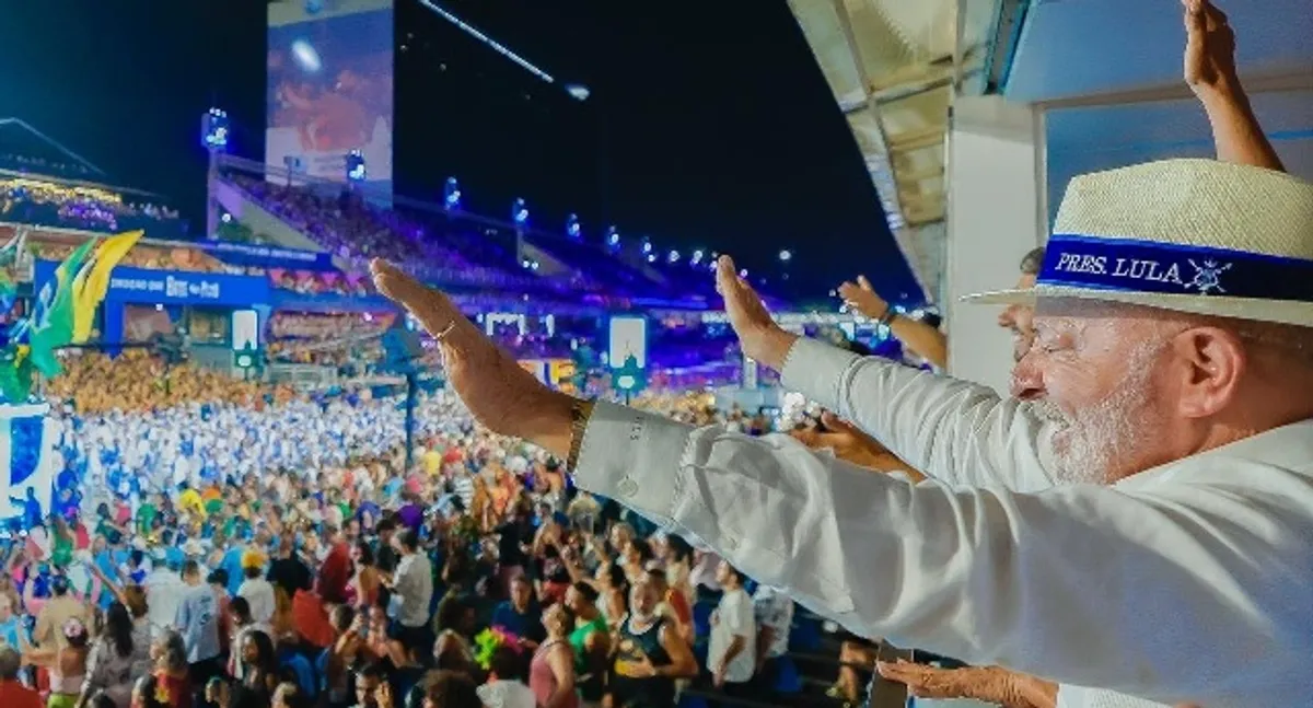 Escola de samba Acadêmicos de Niterói desfila com alegorias políticas no Carnaval do Rio de Janeiro.