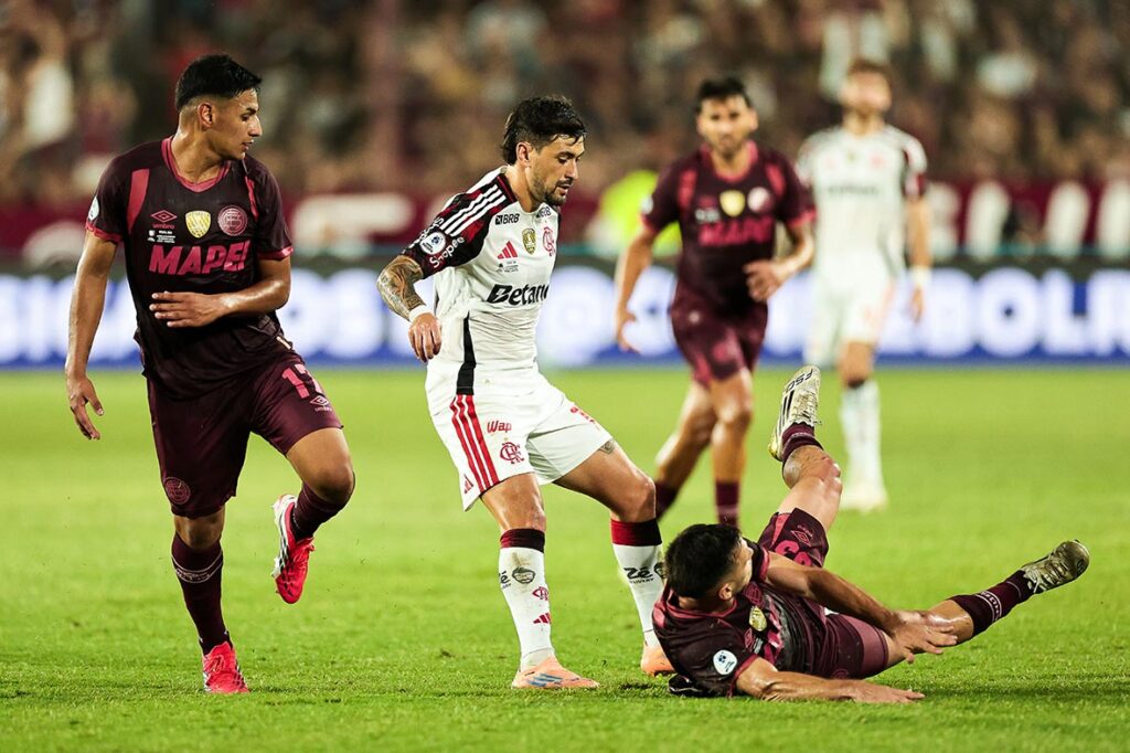 Jogador do Flamengo celebra gol decisivo contra o Botafogo em partida do Campeonato Carioca.