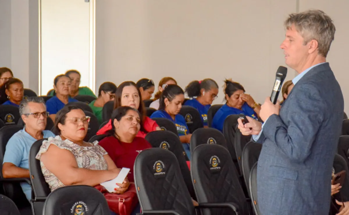 Alunos participando ativamente de um curso de Inteligência Artificial no Sine em Palmas, Tocantins, utilizando notebooks e fones de ouvido.