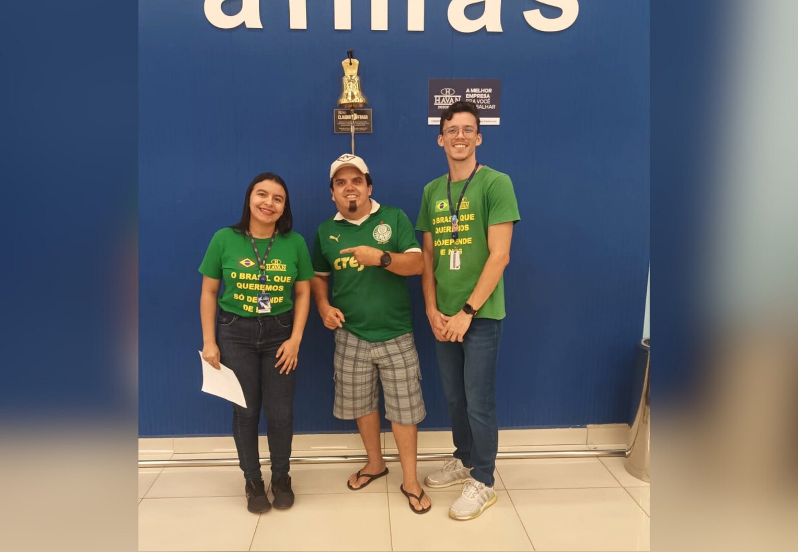 Entregador emocionado recebe dinheiro de volta de equipe de vendas em Palmas