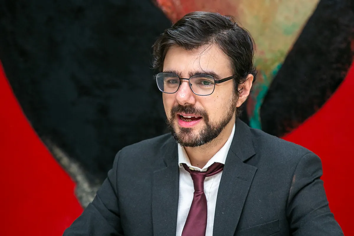 Mercado financeiro reagindo a indicações para o Banco Central, com gráficos de juros subindo