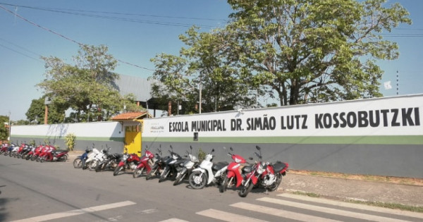 Criança triste caminhando após incidente em escola municipal de Araguaína, simbolizando negligência e perda.