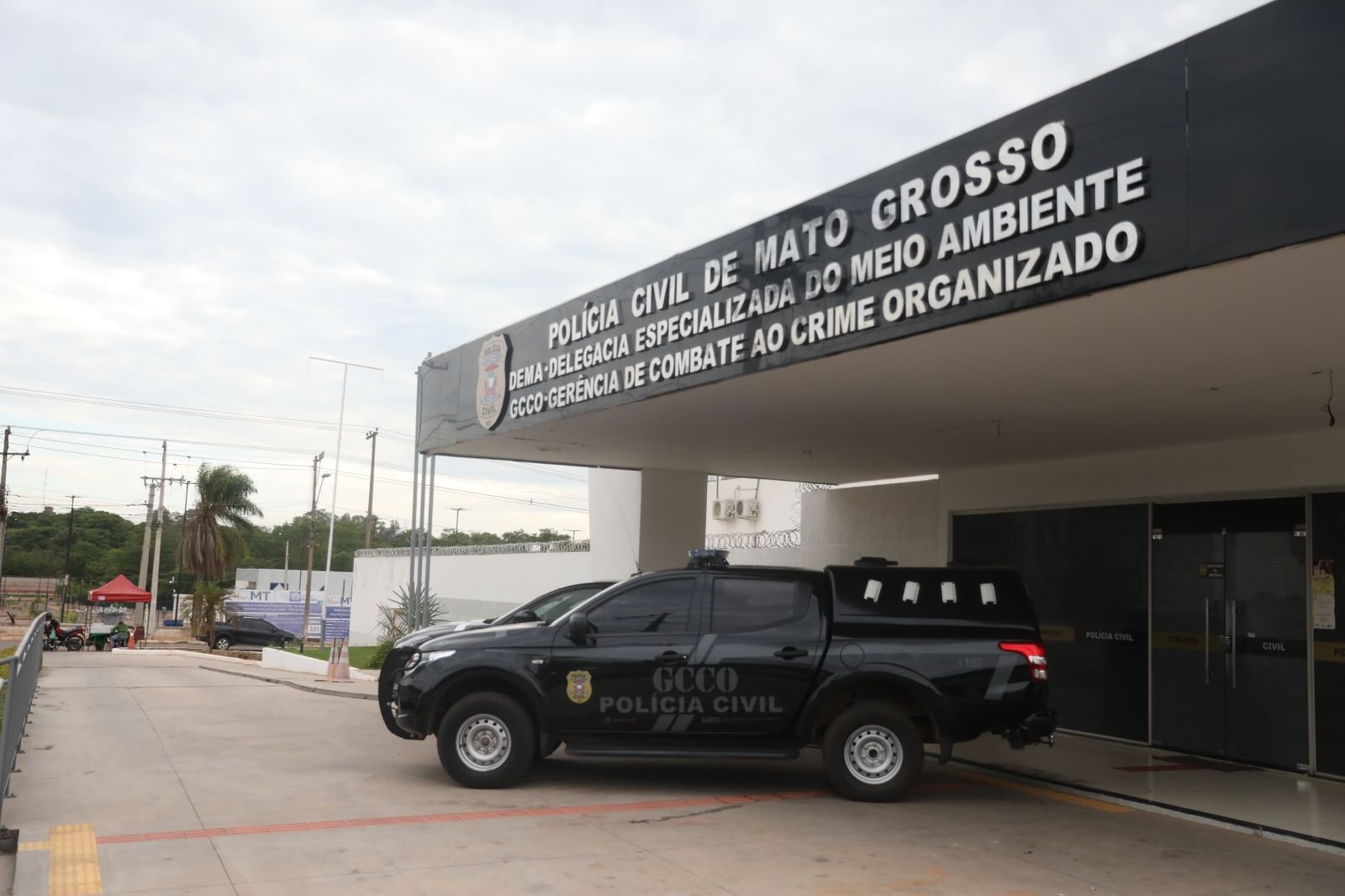 Policiais da Operação Via Paralela desmantelam esquema de tráfico de celulares em presídio.