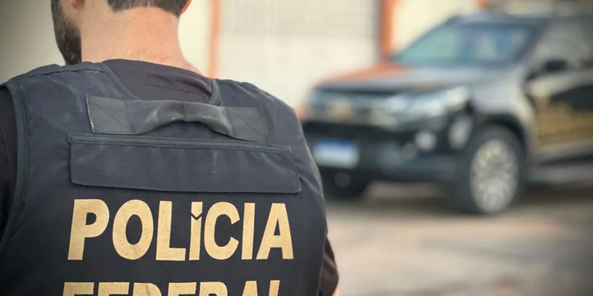 Agente da Polícia Federal em operação de busca e apreensão de documentos