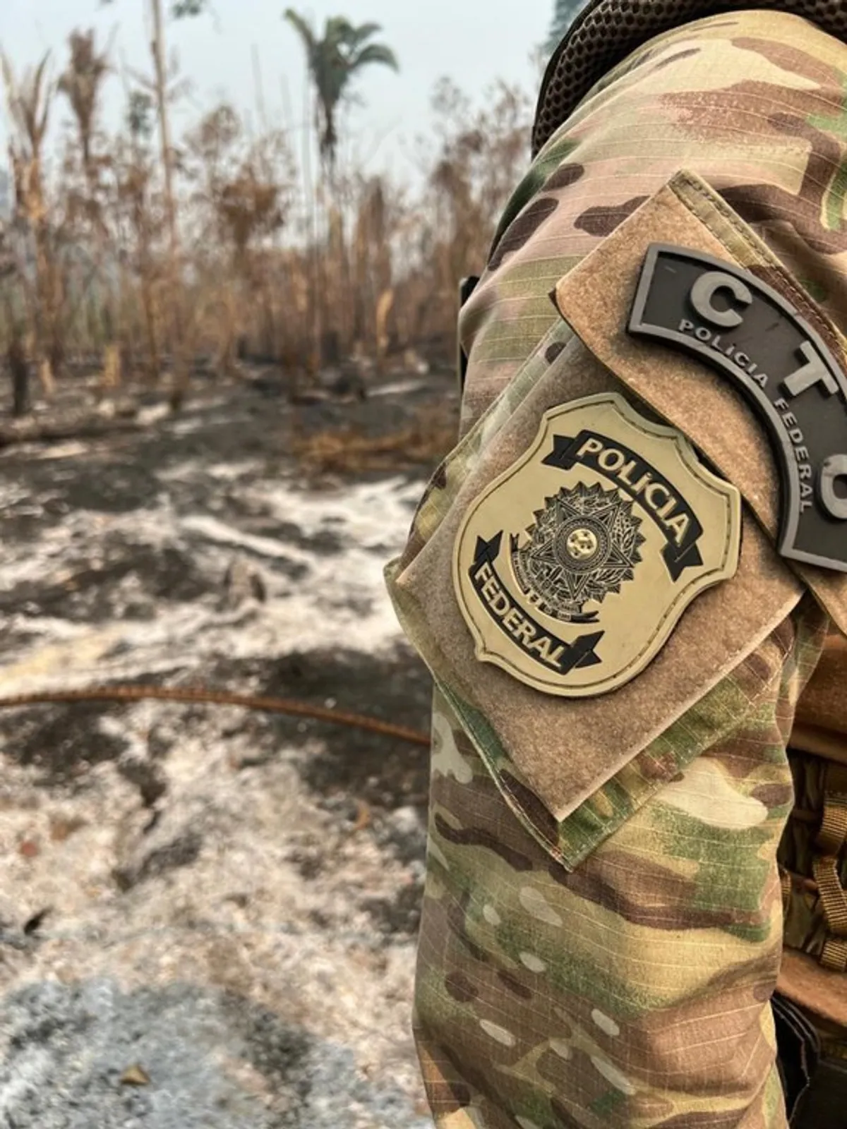 Agentes da Polícia Federal e ANM em operação contra garimpo ilegal no Tocantins, com máquinas e solo revolvido