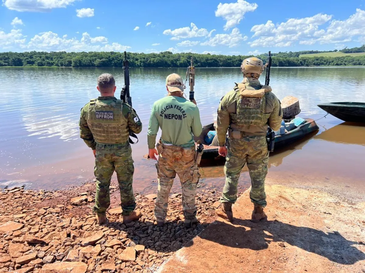 Agentes da Polícia Federal e BPFRON inspecionando grande quantidade de maconha apreendida em Porto Mendes, Paraná