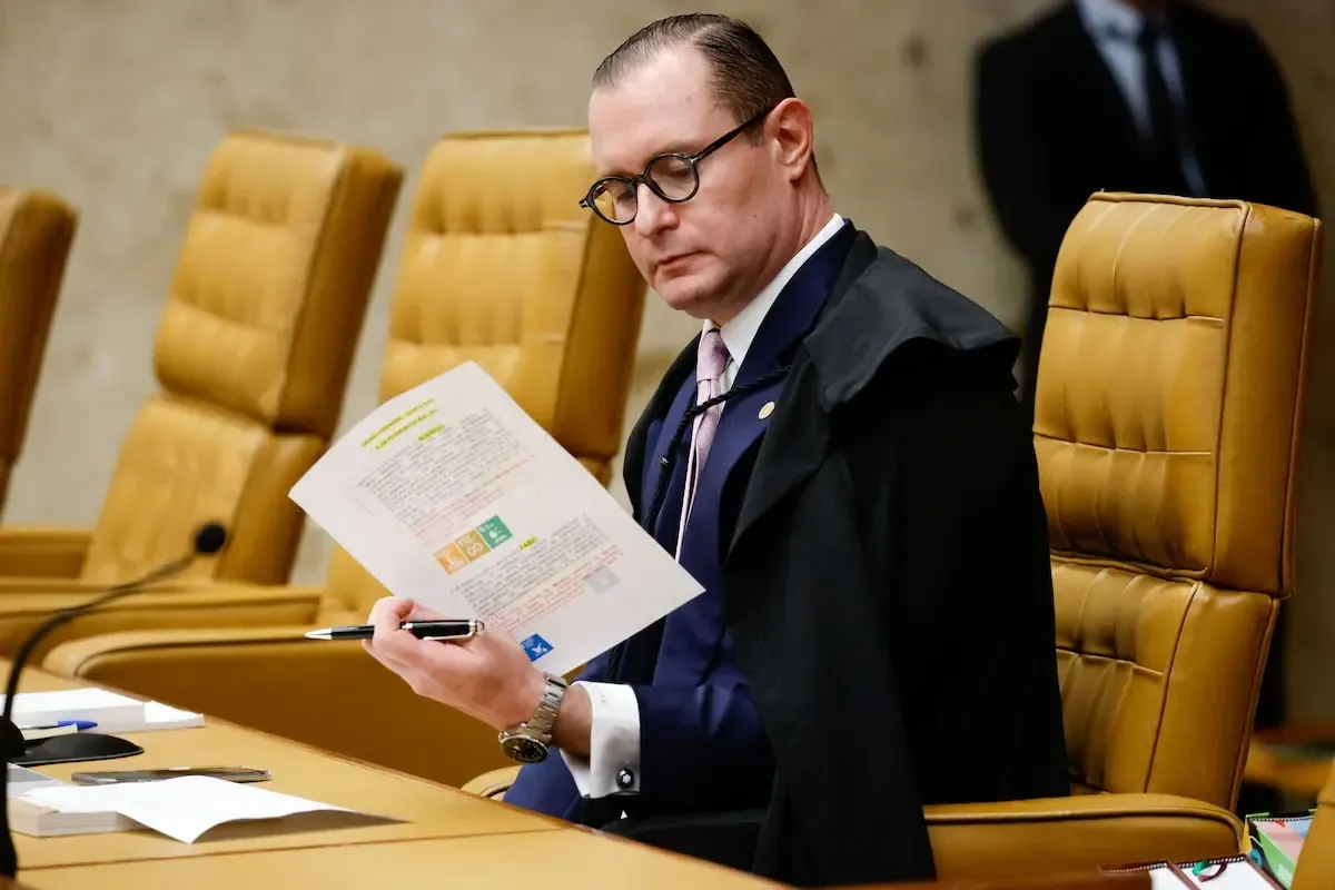 Gavel sobre documentos legais simbolizando a Operação Sisamnes e investigações judiciais