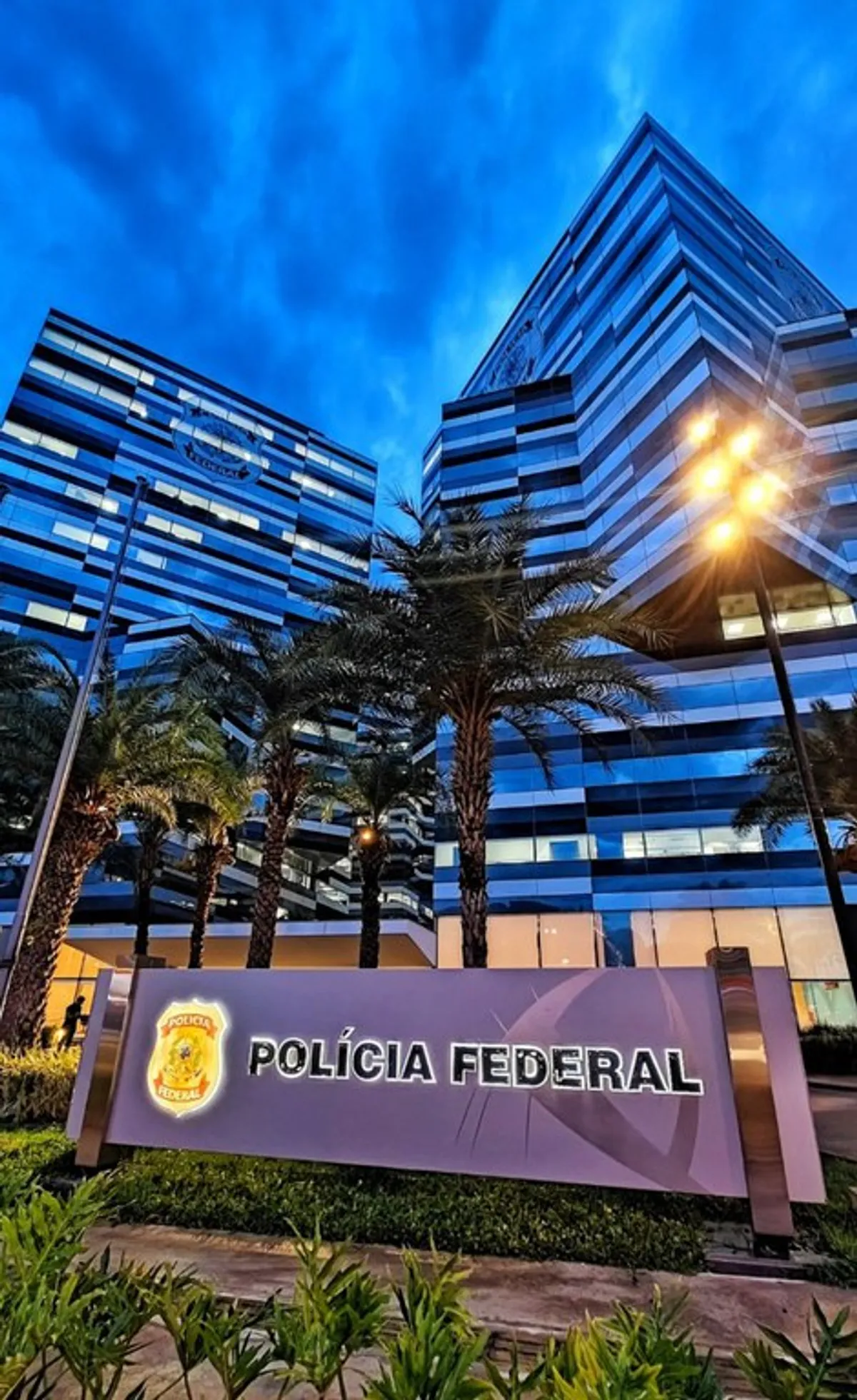 Agentes da Polícia Federal em ação durante a Operação Vassalos, cumprindo mandados de busca e apreensão