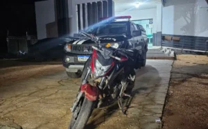 Policial militar inspeciona motocicleta recuperada após prisão por receptação em Palmas
