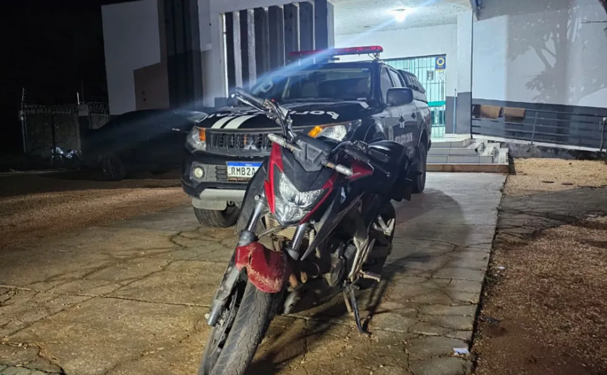 Policial militar inspeciona motocicleta recuperada após prisão por receptação em Palmas