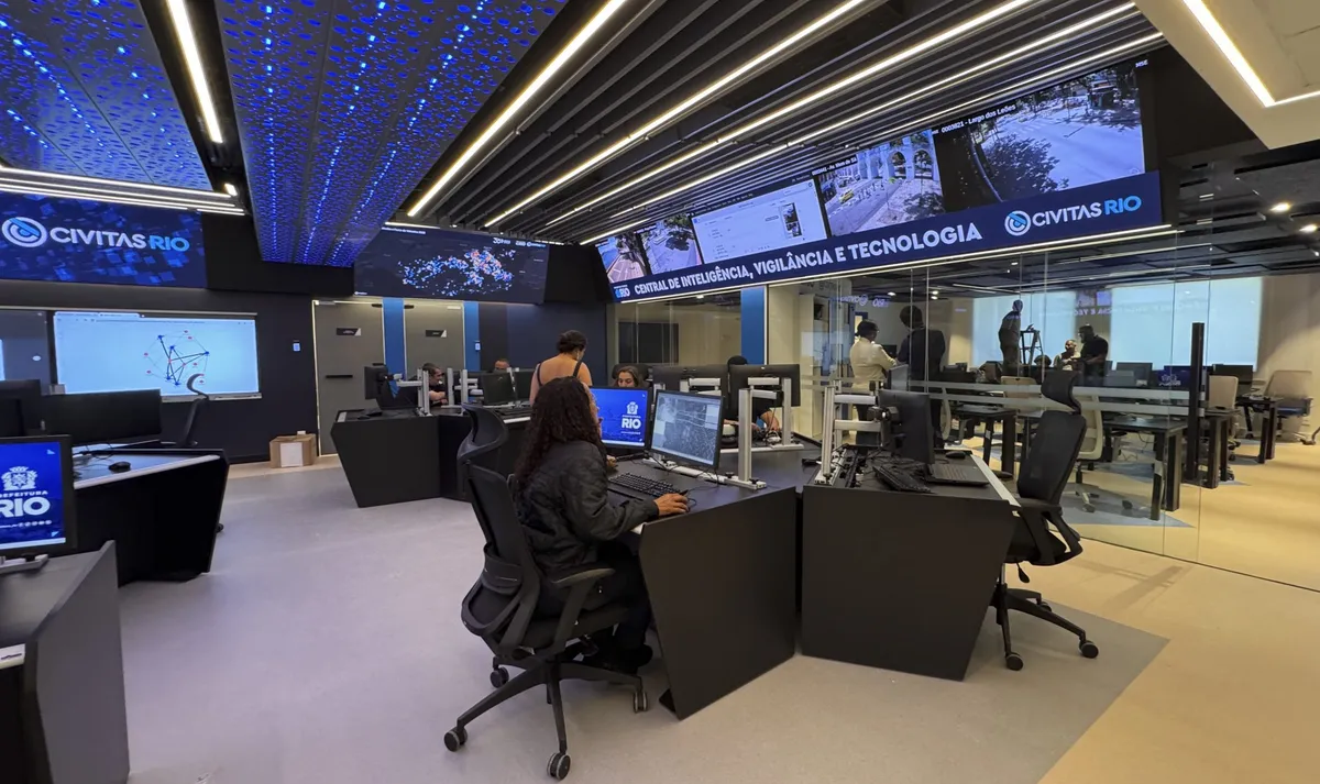 Chefe da Polícia de Nova York, Michael J. LiPetri, e prefeito do Rio, Eduardo Paes, em visita ao CompStat Rio.