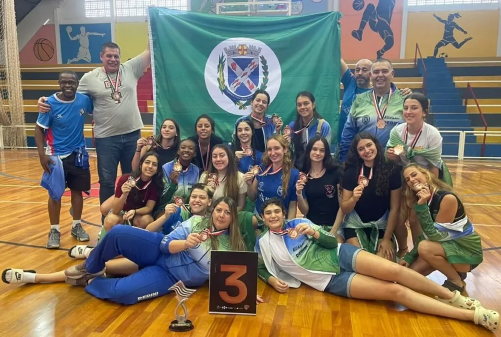 Atletas de Piracicaba comemorando vitória em competição esportiva