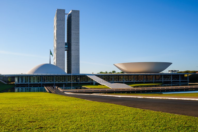 Senadores do Brasil em plenário discutindo legislação sobre economia circular
