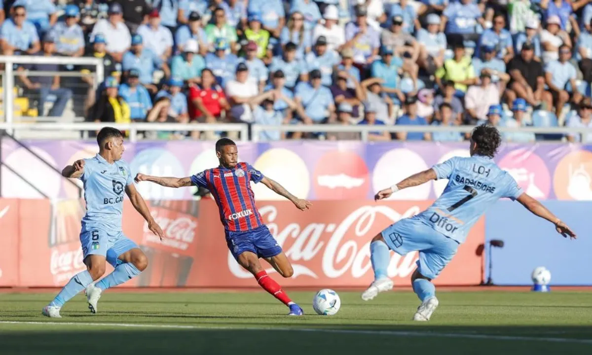 Jogador do Bahia expressa frustração durante partida contra o O'Higgins pela pré-Libertadores.