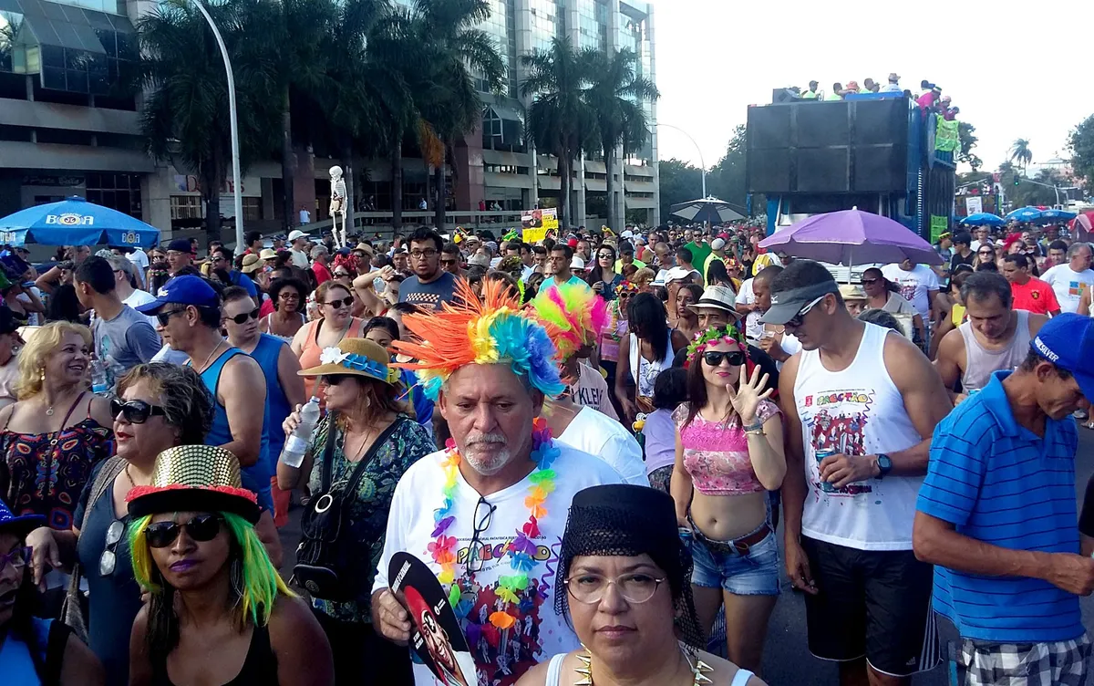 Foliões do bloco Pacotão desfilando no centro de Brasília com fantasias satíricas e críticas políticas durante o carnaval