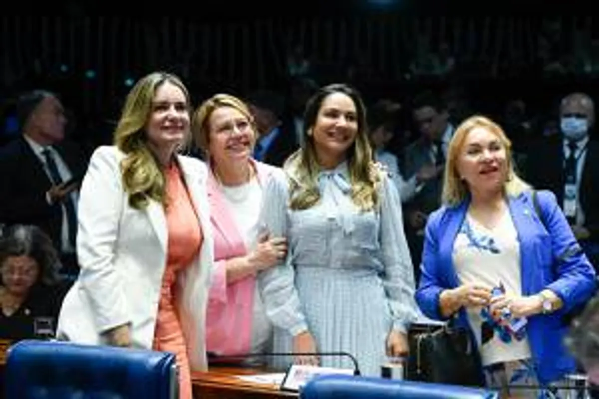 Mulheres homenageadas no Senado Federal recebendo a Comenda Ceci Cunha durante uma sessão especial.