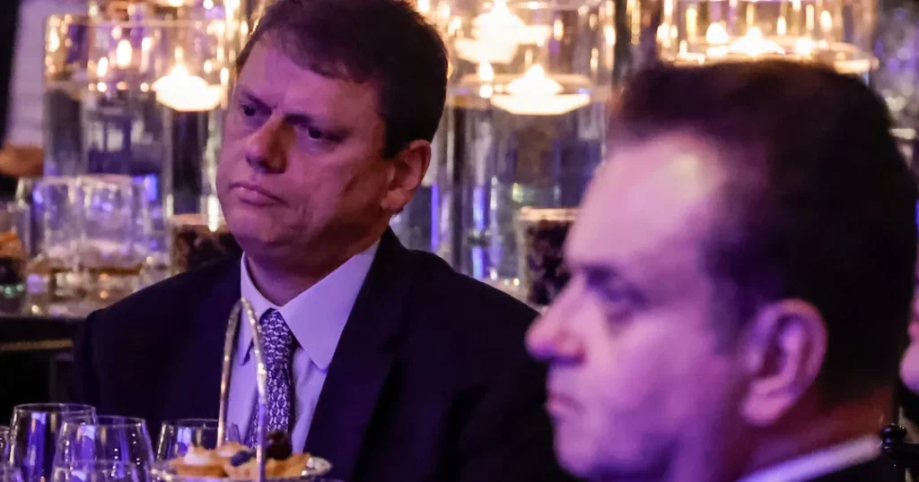 Tarcísio de Freitas e Gilberto Kassab em conversa tensa em evento político em São Paulo