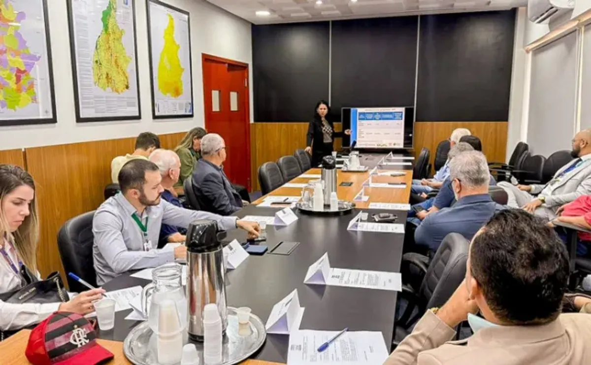 Membros do Conselho Estadual do Trabalho, Emprego e Renda (Ceter) reunidos em Palmas, Tocantins, com destaque para a posse da nova liderança e a apresentação de dados sobre políticas de trabalho.