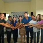 Senadora Professora Dorinha cumprimenta líder municipal em evento de entregas no Tocantins.