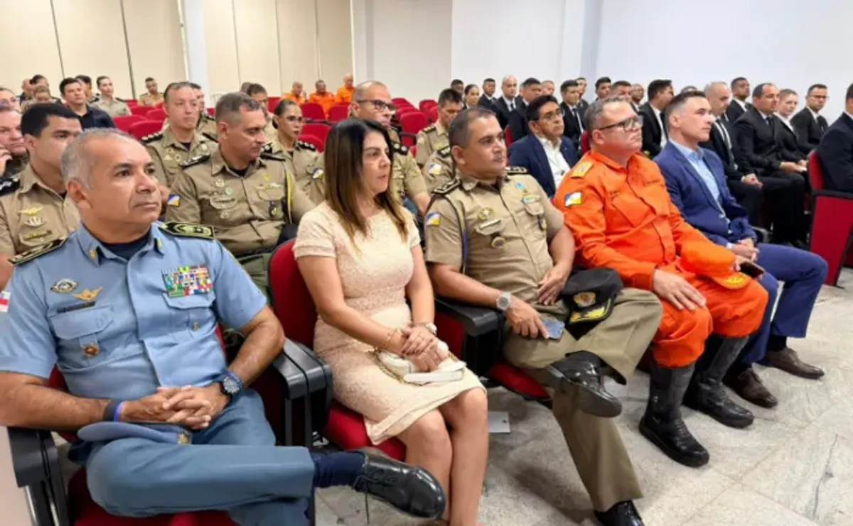 Instrutor suíço Martin Sainz Pombo palestrando para militares em curso sobre varredura e explosivos no Tocantins.