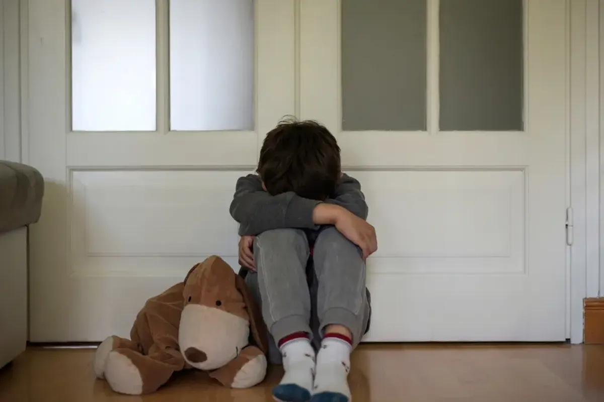 Ilustração de crimes cibernéticos com computador e símbolos de segurança em tons sombrios