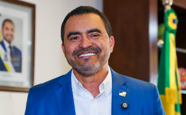 Governador Wanderlei Barbosa com maquinário e obras, simbolizando o investimento de R$ 8,2 milhões em infraestrutura e empregos para municípios de Tocantins.