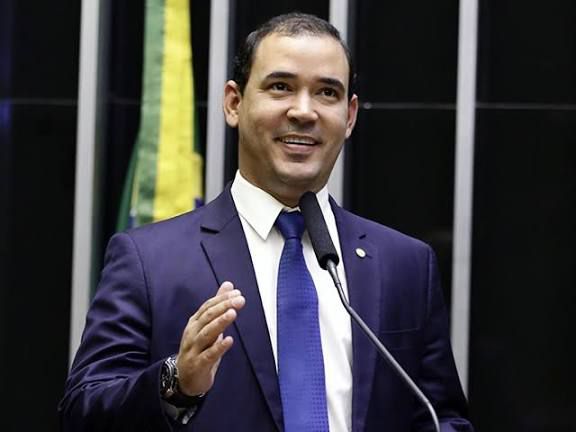 Vicentinho Júnior em destaque com elementos do PSDB e do Tocantins, simbolizando sua filiação e pré-candidatura ao governo.