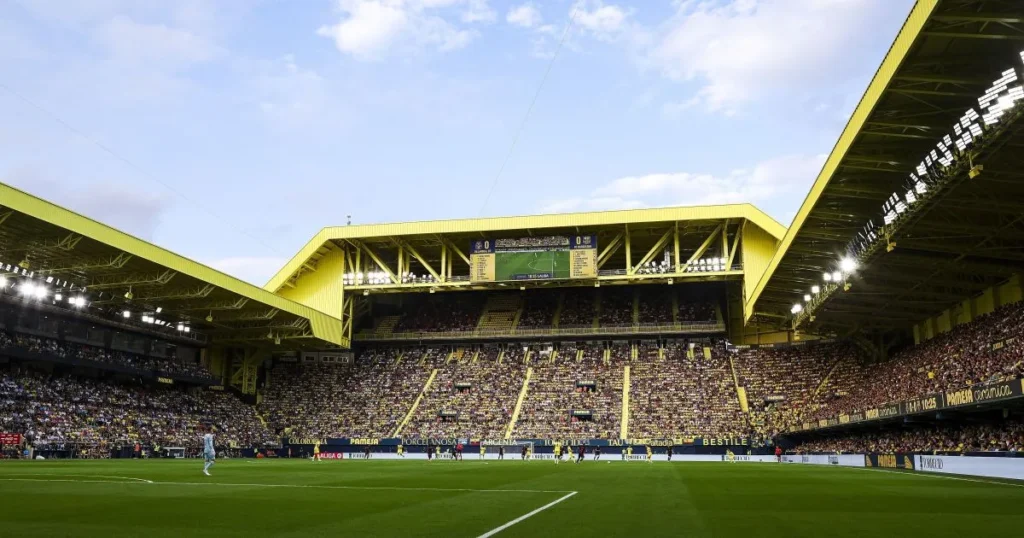 Jogadores do Villarreal e Valencia disputando a bola em campo durante partida do Campeonato Espanhol