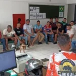 Oficiais da Secretaria de Esportes e representantes de times rurais em reunião para o Campeonato de Futebol da Zona Rural em Vitória da Conquista.