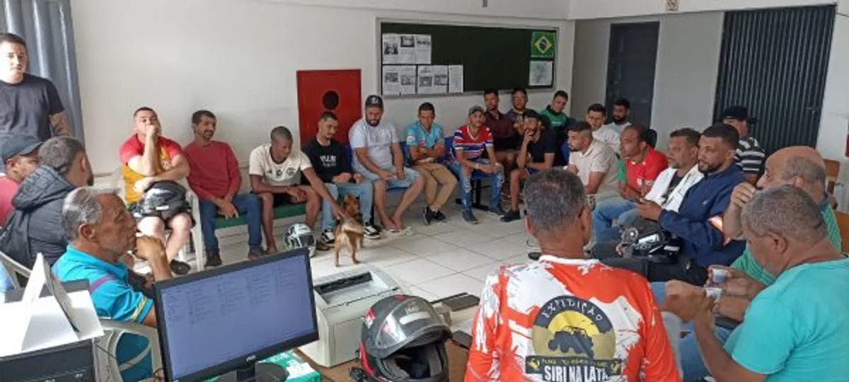 Oficiais da Secretaria de Esportes e representantes de times rurais em reunião para o Campeonato de Futebol da Zona Rural em Vitória da Conquista.