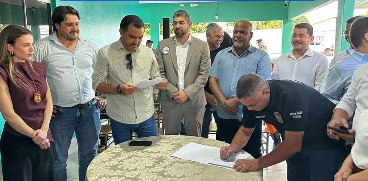 Governador Wanderlei Barbosa, prefeito Israel Kawe e secretário Bruno Azevedo assinando parceria para nova delegacia em Formoso do Araguaia.