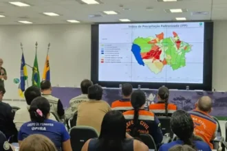 Rio seco na Amazônia com nível de água baixo, mostrando terra exposta e rachada nas margens