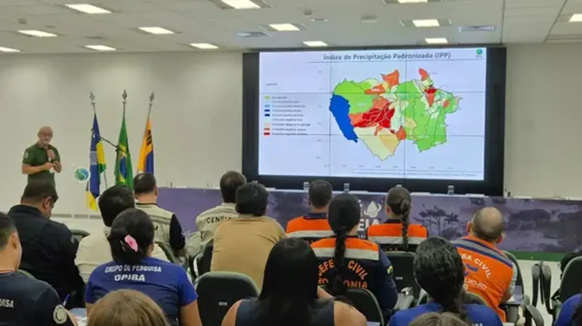 Rio seco na Amazônia com nível de água baixo, mostrando terra exposta e rachada nas margens