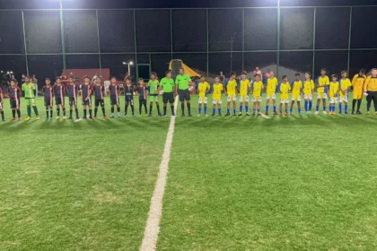 Equipes das escolinhas de futebol de Pequizeiro-TO e Couto Magalhães-TO perfiladas no campo society de Pequizeiro, ao lado de autoridades municipais e regionais, antes do amistoso que terminou em 4 x 1 para o Projeto “Pé na Bola, Cabeça na Escola”.