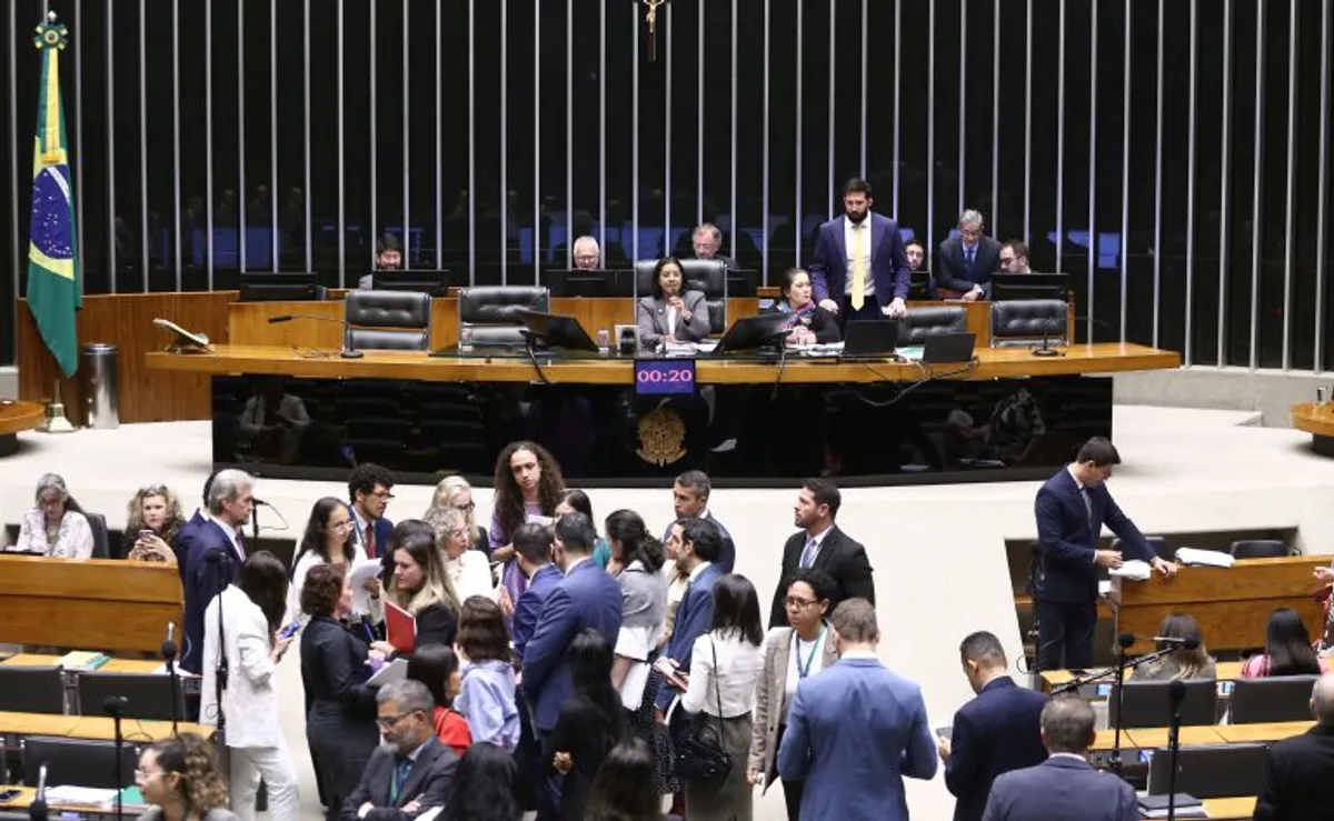 Deputados em sessão plenária da Câmara dos Deputados discutindo projeto de lei sobre assistência jurídica a vítimas de violência.