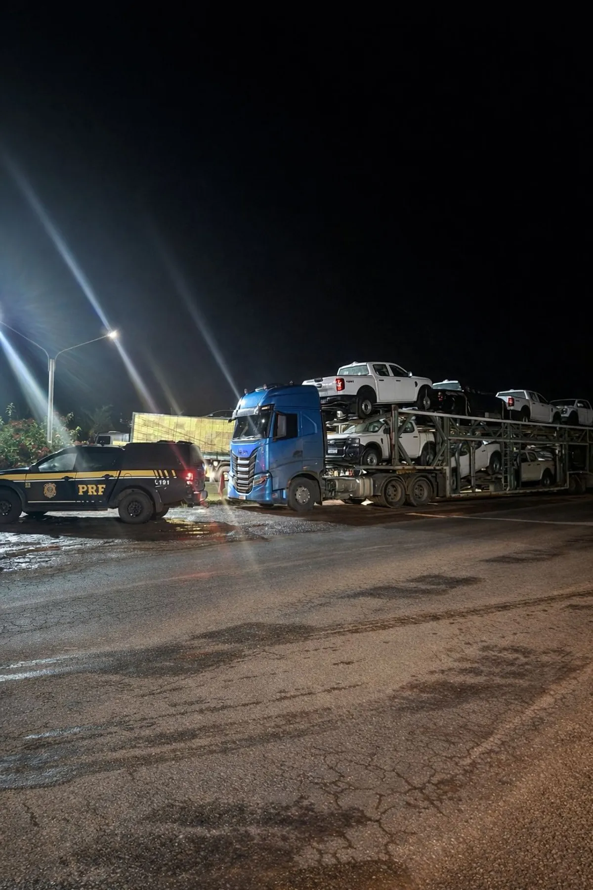 Caminhoneiro sendo abordado pela PRF na BR-153 após série de infrações