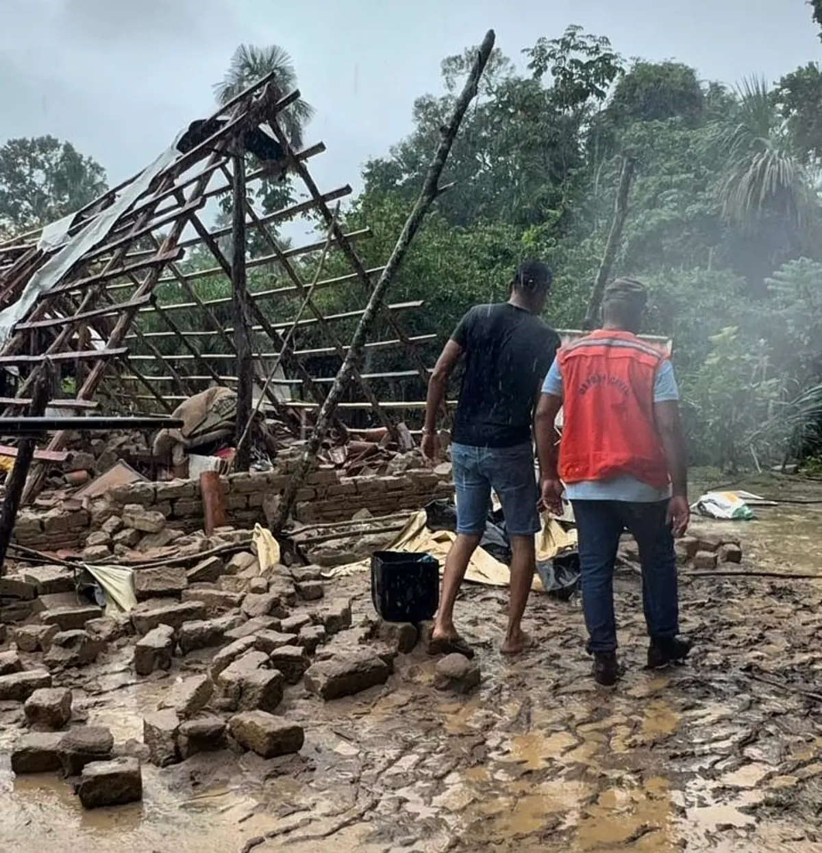 Ponte e estrada destruídas por alagamento no distrito de Cangas, Santa Rosa do Tocantins