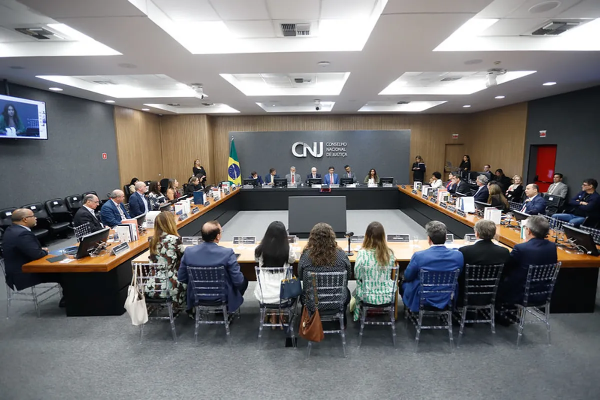 Membros do Observatório do Trabalho Decente reunidos no CNJ para discutir políticas laborais
