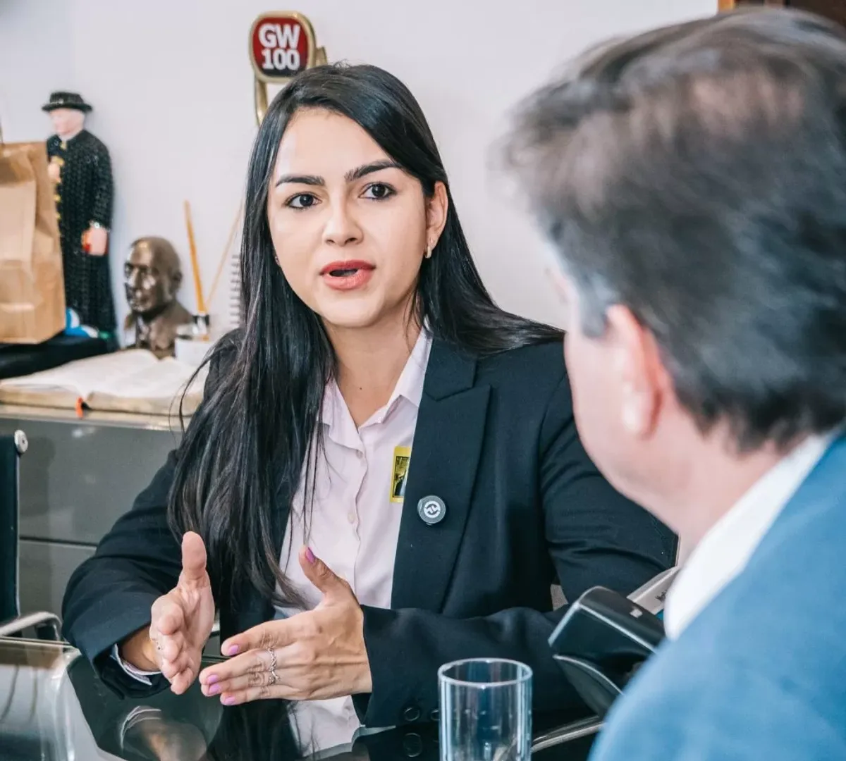 Moradores do Jardim Progresso em Colinas do Tocantins mobilizados em frente à Câmara Municipal por direitos de moradia.