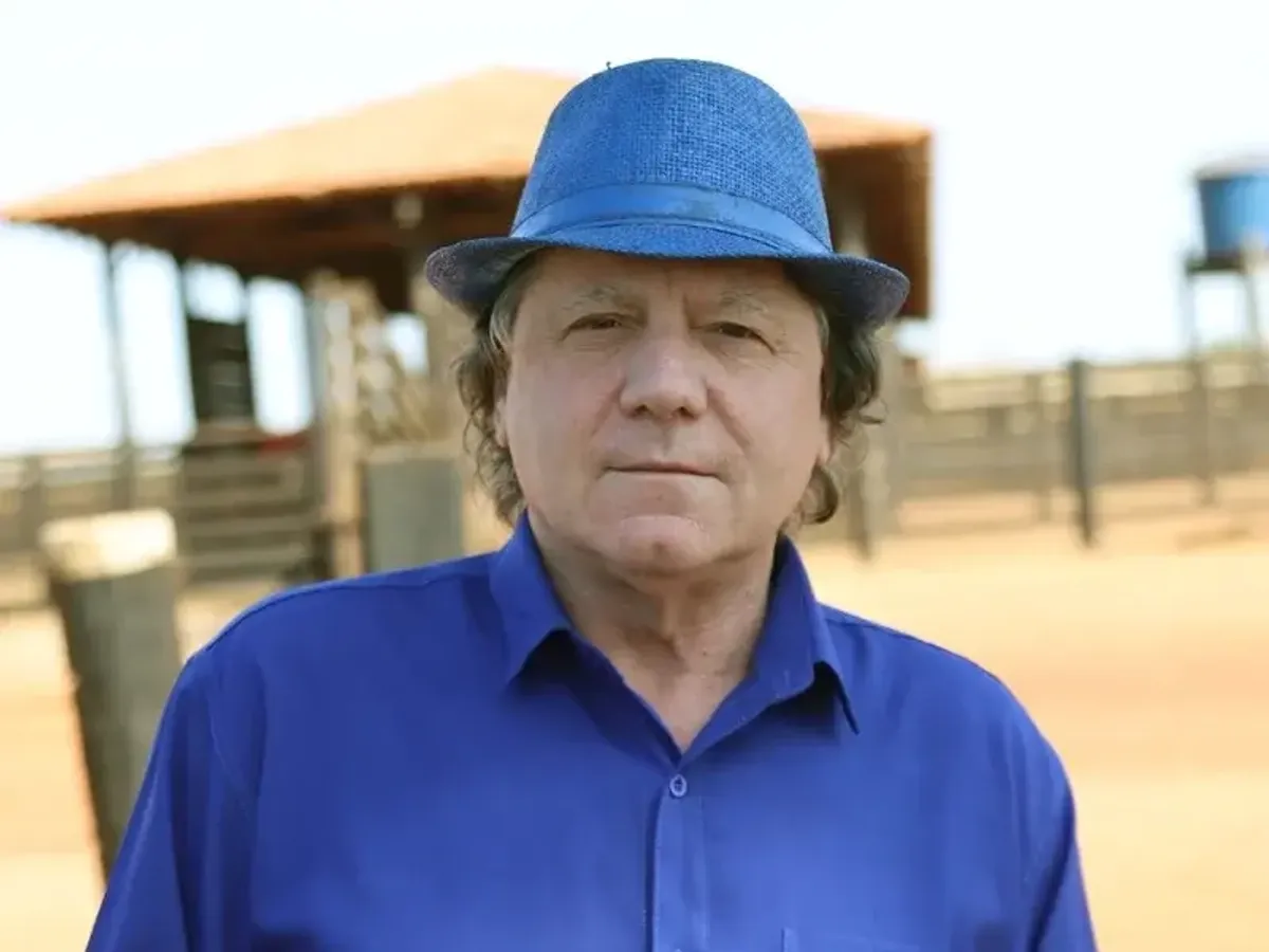 Prefeito Ksarin de Colinas do Tocantins em um momento de alívio ou pronunciamento oficial.