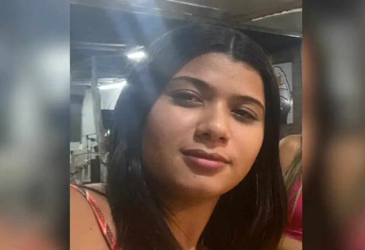 Algemas em uma mesa de delegacia, representando a prisão dos suspeitos da morte de Esmeralda Domingos.