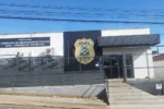 Policiais civis em operação de busca e apreensão na residência de gerente suspeito de desvio em Paraíso do Tocantins.
